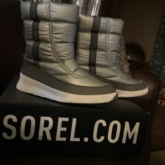 Sorel Out N About Puffy Mid Waterproof Rainboots. Silver SZ 7. NIB - Picture 3 of 6
